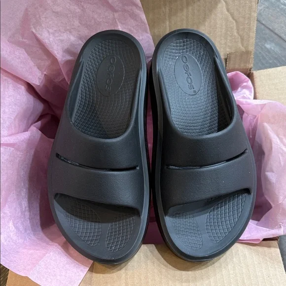 OOFOS recovery slides - Picture 2 of 5